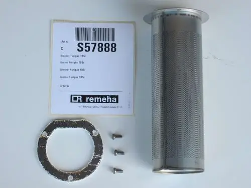 Brennerbestandteile von Remeha: ein Metallzylinder mit perforierter Oberfläche, eine ringförmige Dichtung und drei Schrauben auf weißem Hintergrund.